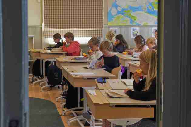 紙の本と手書きに回帰するスウェーデンの学校 学力低下を懸念 - NewSphere