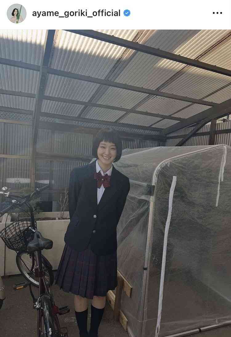剛力彩芽、前髪ぱっつんのJK制服ショットが話題「今でも違和感ないのさすが」「似合ってて可愛すぎる」