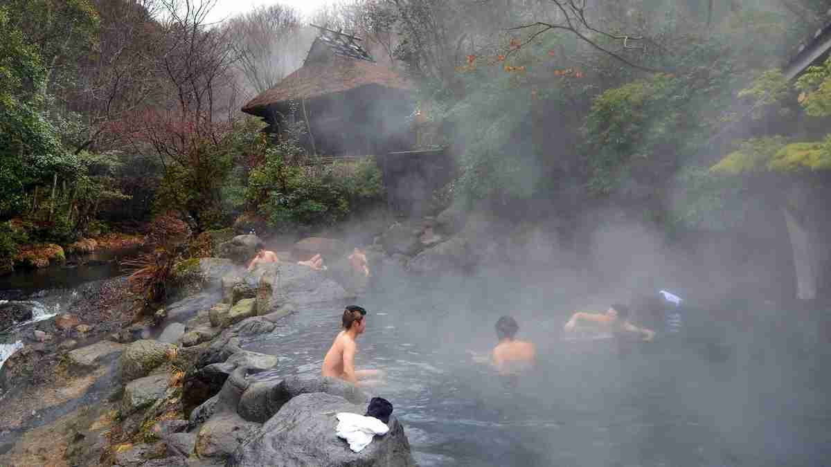 「はい、完全に裸にならなければなりません」　日本の温泉を実際に訪れた外国人が感じたこととは - CNN.co.jp