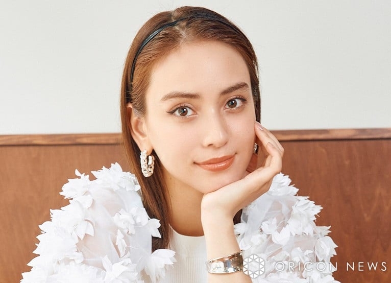 第1子出産・滝沢カレン、産後約2ヶ月で“仕事復帰” 滝沢ワールド全開で秋服楽しむ“ママコーデ”を紹介