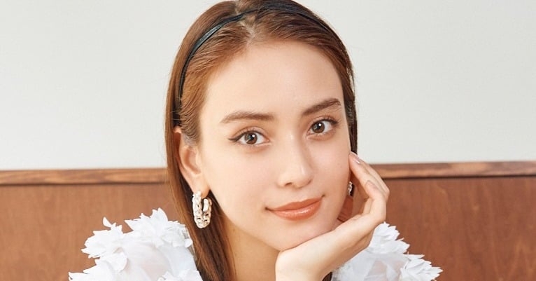 第1子出産・滝沢カレン、産後約2ヶ月で“仕事復帰”　滝沢ワールド全開で秋服楽しむ“ママコーデ”を紹介  | オリコンニュース（ORICON NEWS）