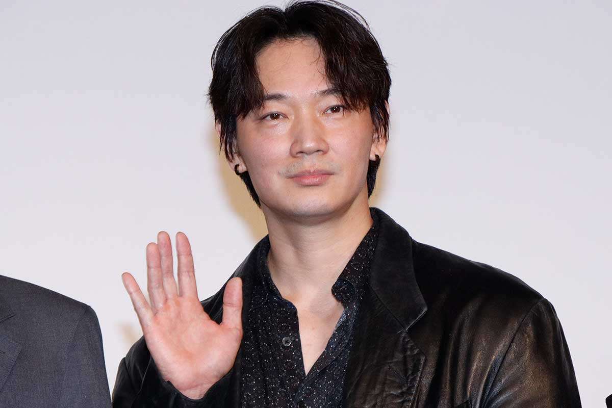 綾野剛、ステージ上で滝のような汗　共演者が絶賛「汗を操れる役者がこの世にいるんだ」 | ENCOUNT