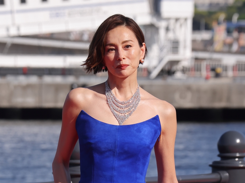 「まだ腰が痛くて、全然よくならない」米倉涼子、“大麻疑惑”の新浪剛史氏との意外な接点は「大麻の効能を喧伝するアメリカ在住マッサージ師」  (1/1)| 女性セブンプラス