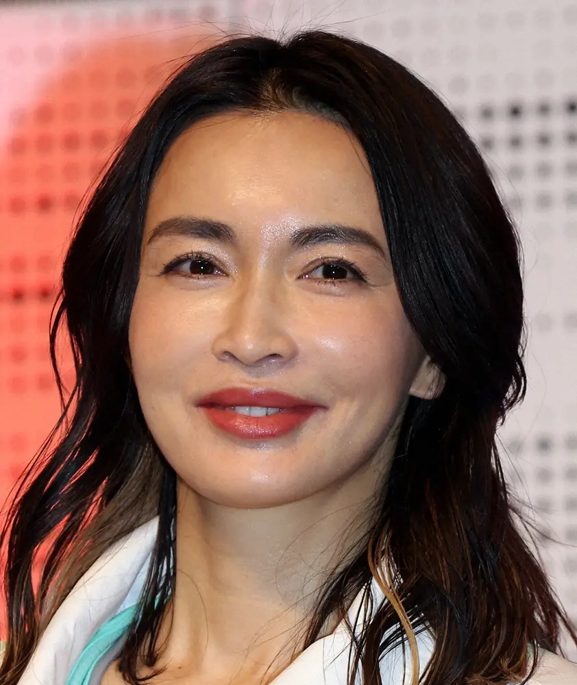 「海苔みたい」の声も…小嶋陽菜、増量の“極太眉毛”で美容誌に登場　過去には上戸彩のタレ太眉も話題に