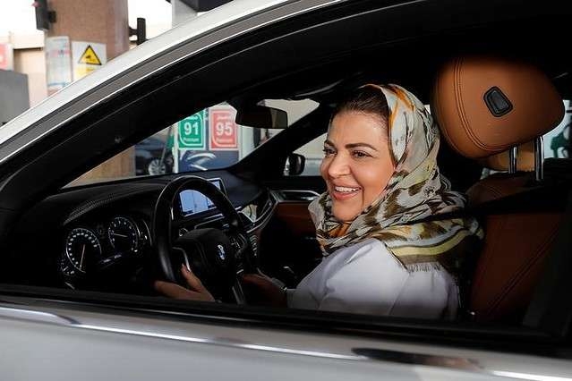 サウジアラビアで女性の運転が解禁、抑圧の象徴に風穴