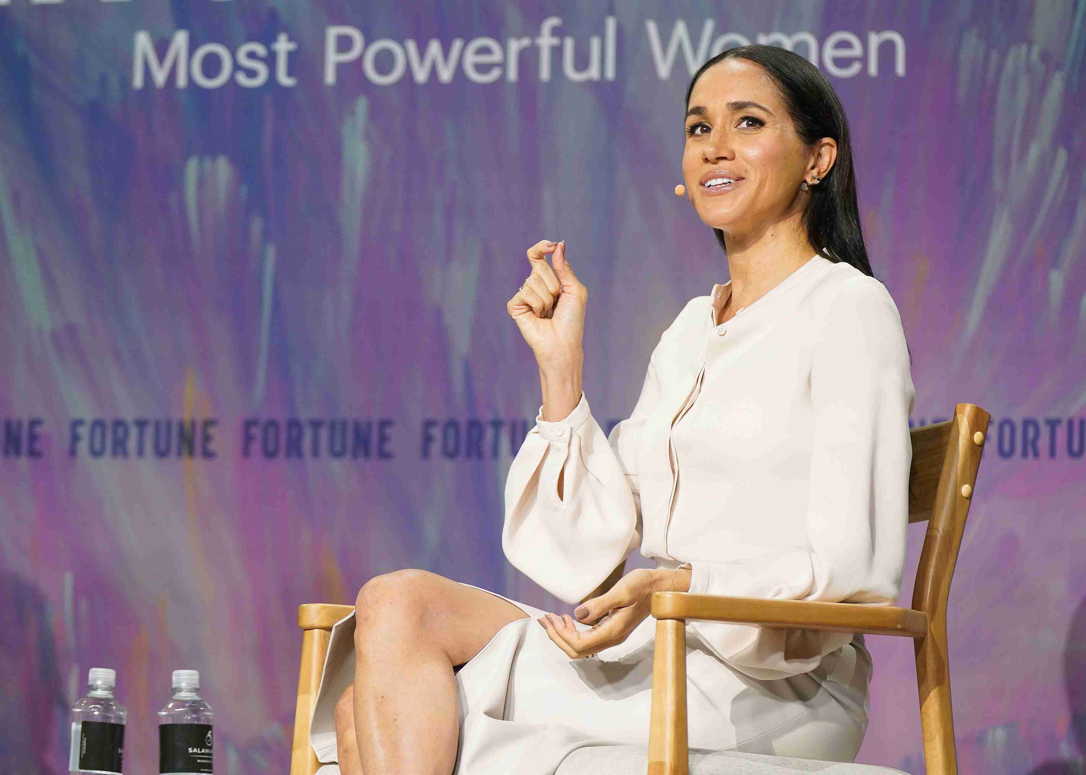 メーガン妃、「公爵夫人」の巨大イニシャル入りバッグで移動　自分をオバマ夫人と比較する