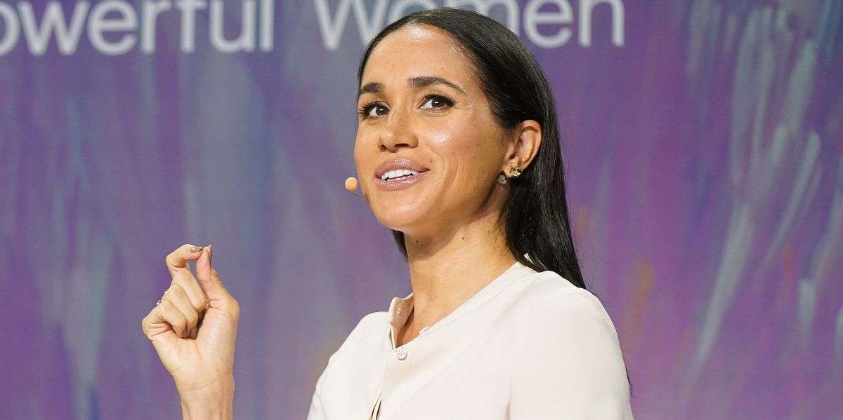 メーガン妃、「公爵夫人」の巨大イニシャル入りバッグで移動　自分をオバマ夫人と比較する | カルチャー | ELLE ［エル デジタル］