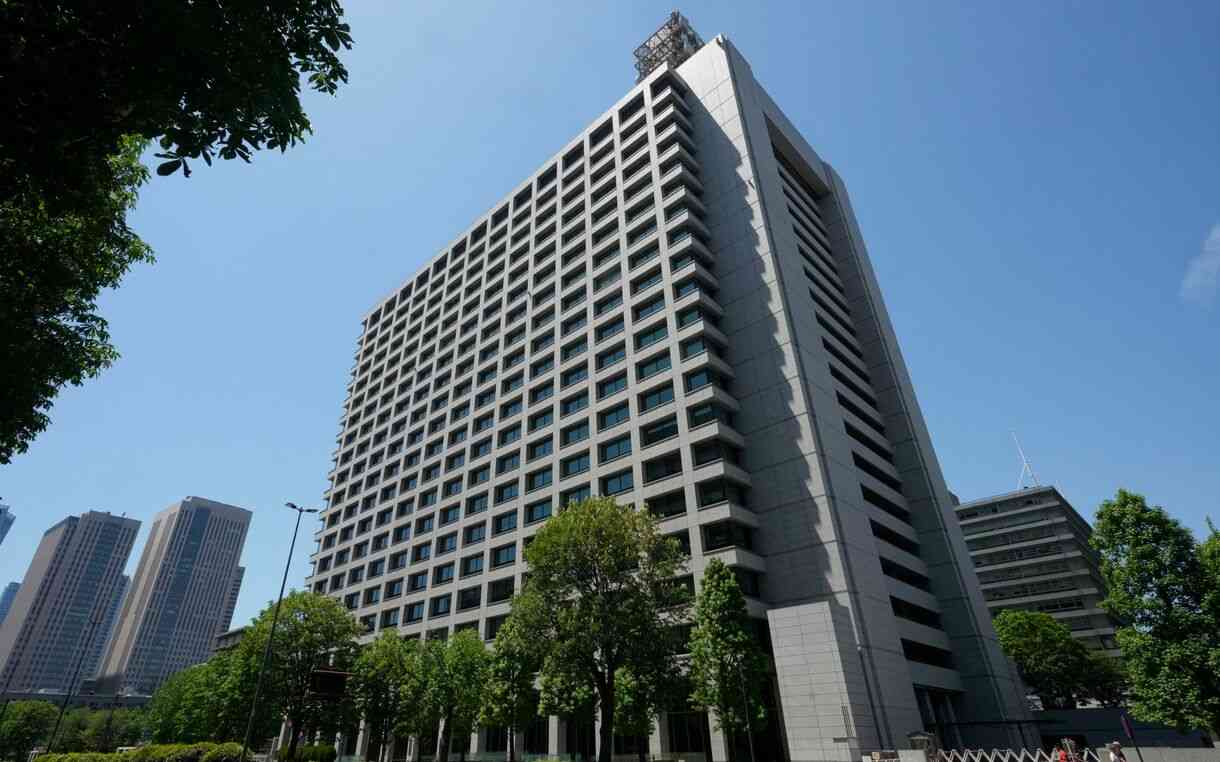 遅すぎた「外免切替」厳格化 失策の裏に元首相の“一喝” | 週刊文春