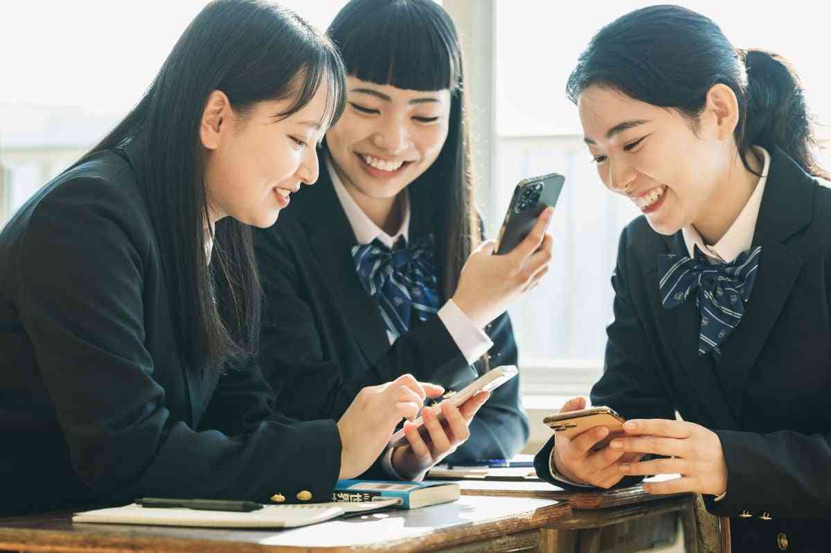 「おじさんしか使ってない」「年寄り向け」「古い！」 令和の高校生が思う【ぶっちゃけなくなってもいいメディア】圧倒的1位に辛口意見続出 | オトナンサー