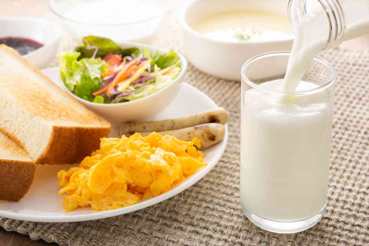 栄養価高い牛乳、実は飲む時間帯によって効能異なる…栄養素を上手に取り入れる“飲み方” | オトナンサー