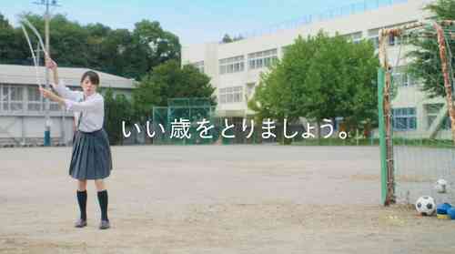 「57歳です」飯島直子、“数十年ぶり”制服姿も完璧な着こなし