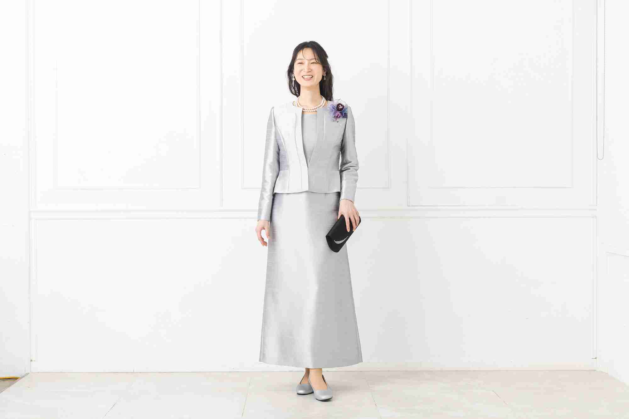 小野田紀美大臣が着用した銀色のスーツは「ソワール ドルチェ」だと判明　価格は？（FASHIONSNAP） - Yahoo!ニュース