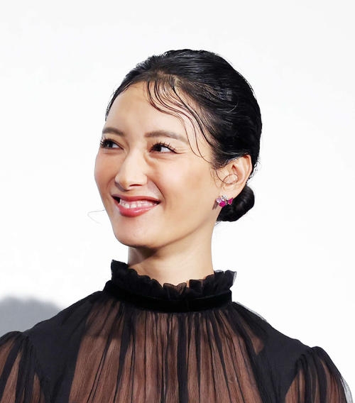 菜々緒、衝撃Ｔフロントふんどし的ビキニ姿公開「ただ一言…凄い」「サービスしすぎ」「脚長ぁ」 - 芸能 : 日刊スポーツ