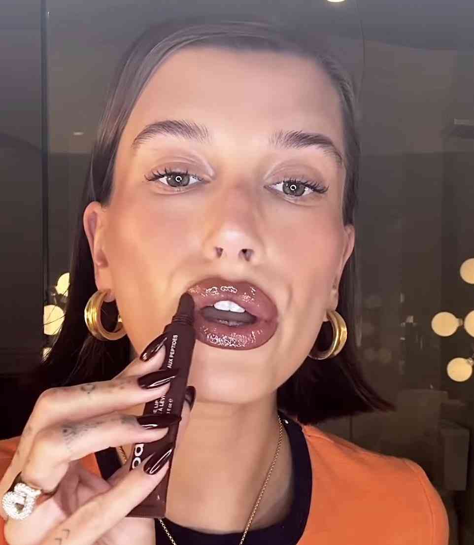 口紅を塗ると顔が伸びる