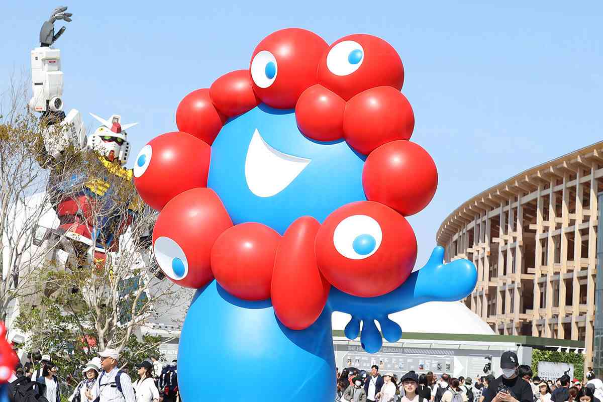 「ゲート前で野宿」「警備員を無視してダッシュ」「割り込みオバチャンも登場」　「大阪万博」エスカレートするAM5時の“予約争奪戦” | デイリー新潮