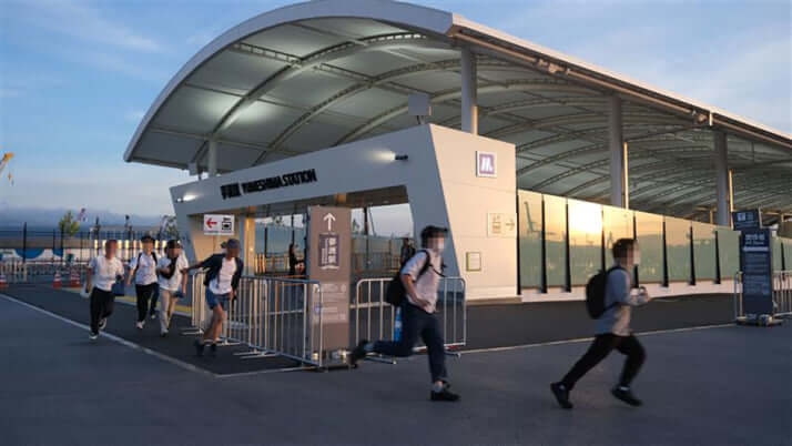 「ゲート前で野宿」「警備員を無視してダッシュ」「割り込みオバチャンも登場」　「大阪万博」エスカレートするAM5時の“予約争奪戦”