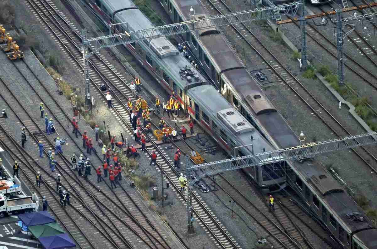 東急田園都市線脱線、上り列車の進路上に回送列車はみ出し衝突か…全線運転再開の見込み立たず