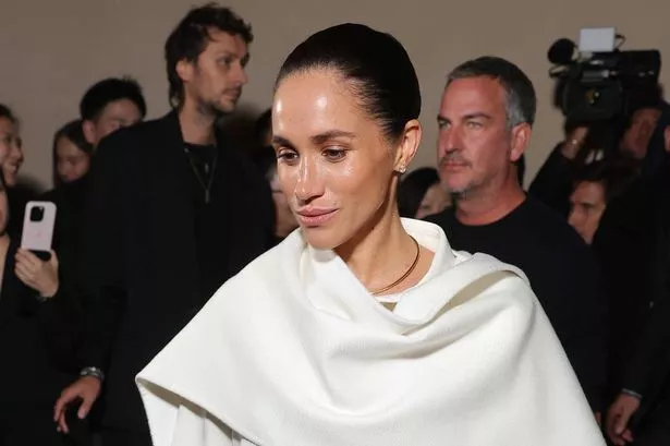 メーガン妃、パリコレで“全身白コーデ”を披露するも批判殺到「まるでベッドのシーツ」