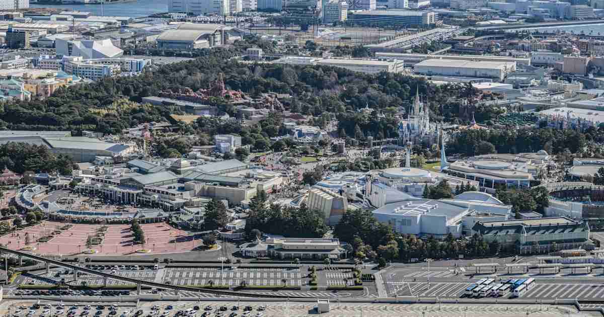 東京ディズニーランド「美女と野獣」で2歳児けが　首にベルトかかる - 日本経済新聞