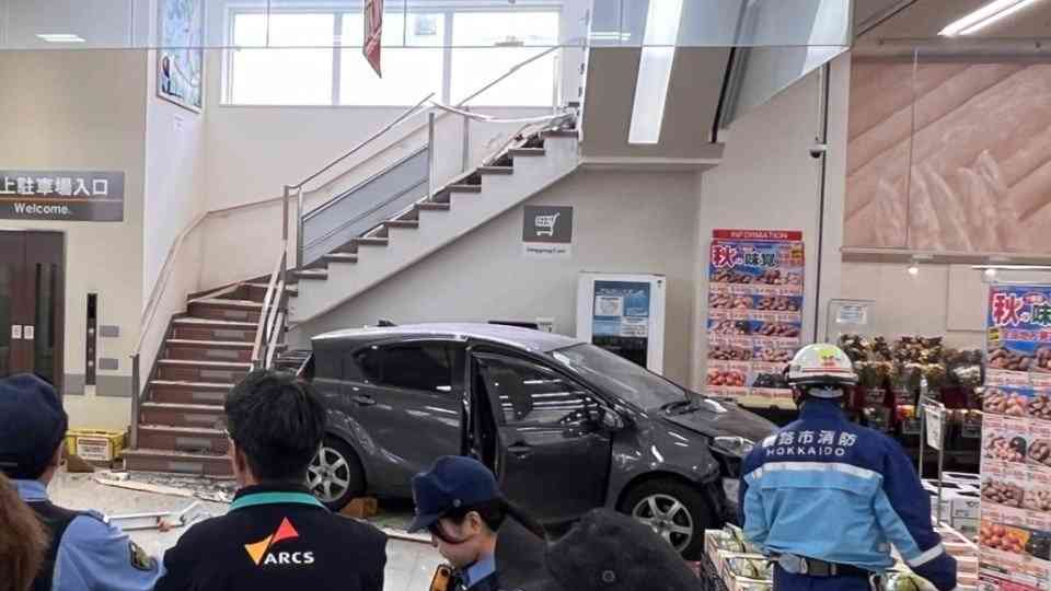 スーパー屋上の駐車場から乗用車が店内に転落　1人がケガ…2階店舗入り口から進入か　北海道釧路市