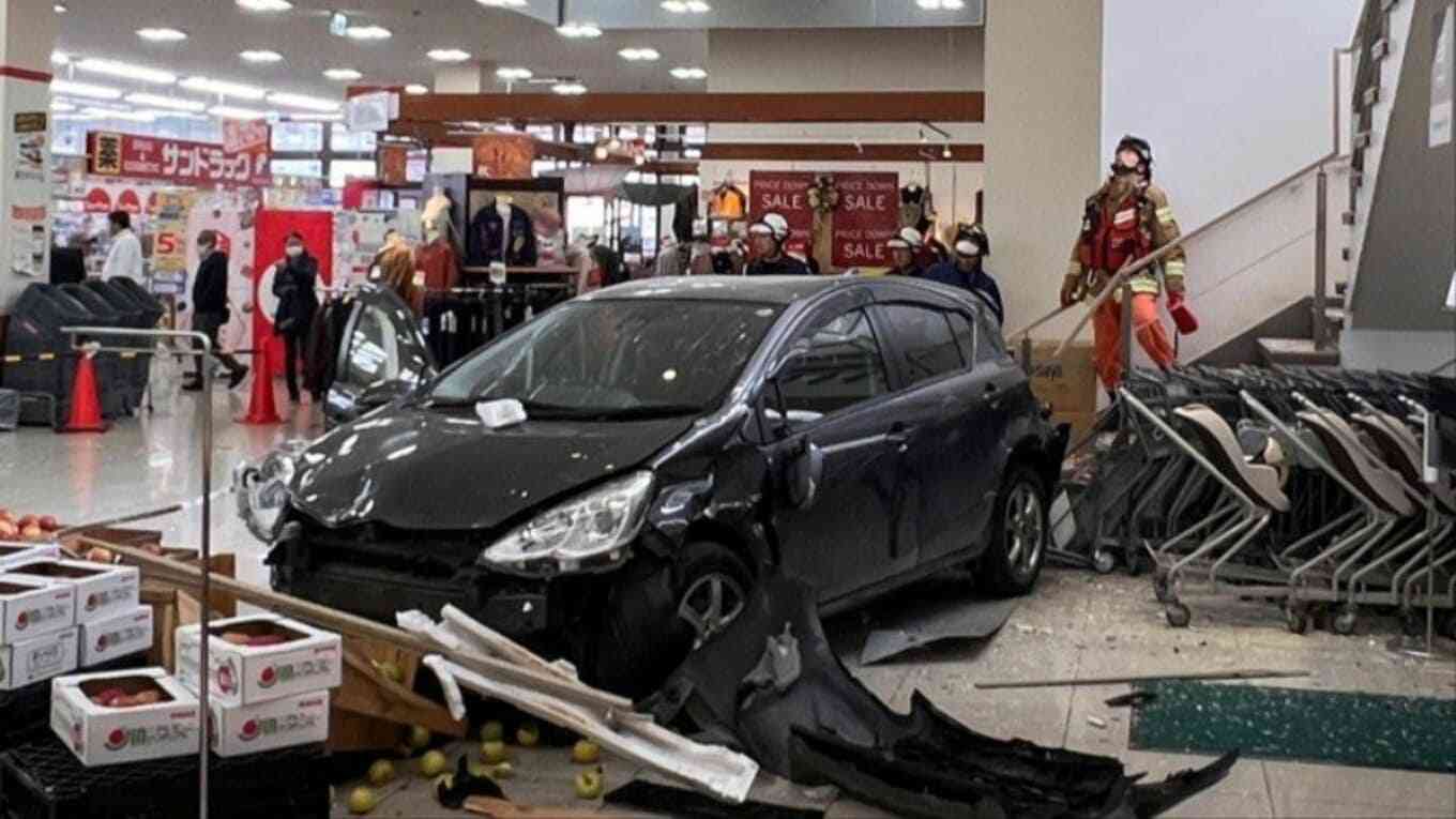 スーパー屋上の駐車場から乗用車が店内に転落　1人がケガ…2階店舗入り口から進入か　北海道釧路市