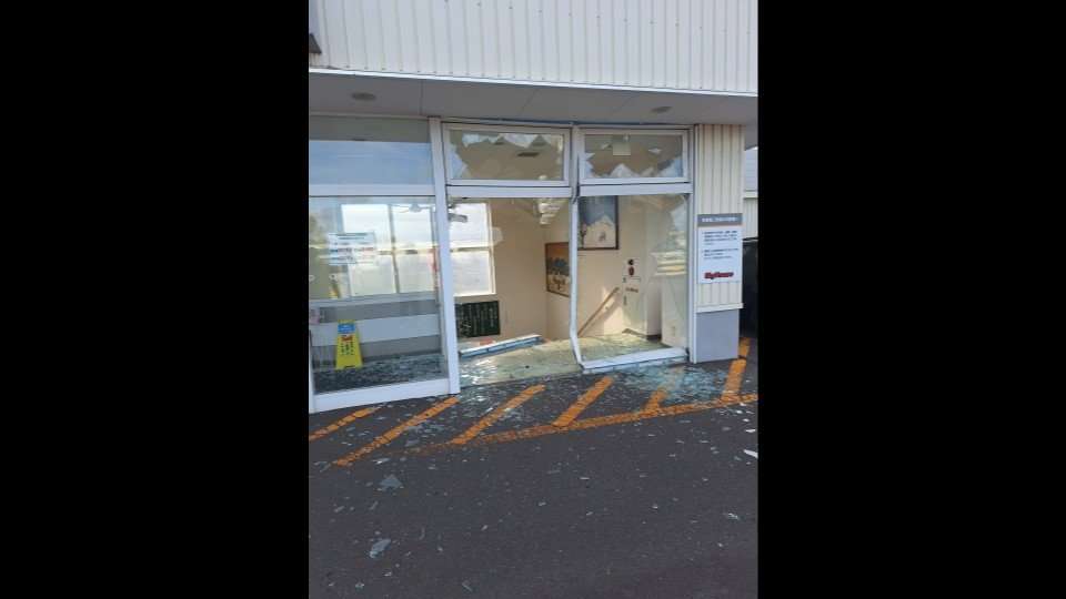 スーパー屋上の駐車場から乗用車が店内に転落　1人がケガ…2階店舗入り口から進入か　北海道釧路市