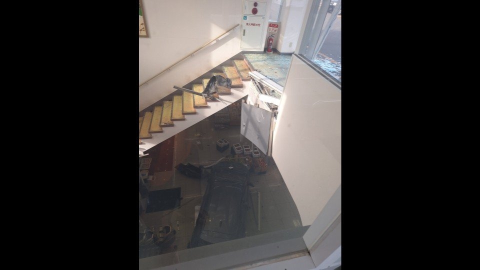 スーパー屋上の駐車場から乗用車が店内に転落　1人がケガ…2階店舗入り口から進入か　北海道釧路市