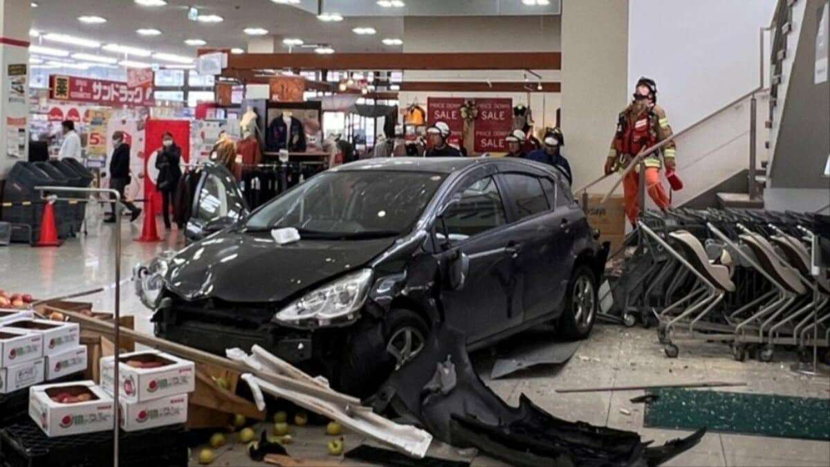 【速報】スーパー屋上の駐車場から乗用車が店内に転落　1人がケガ…2階店舗入り口から進入か　北海道釧路市 | TBS NEWS DIG