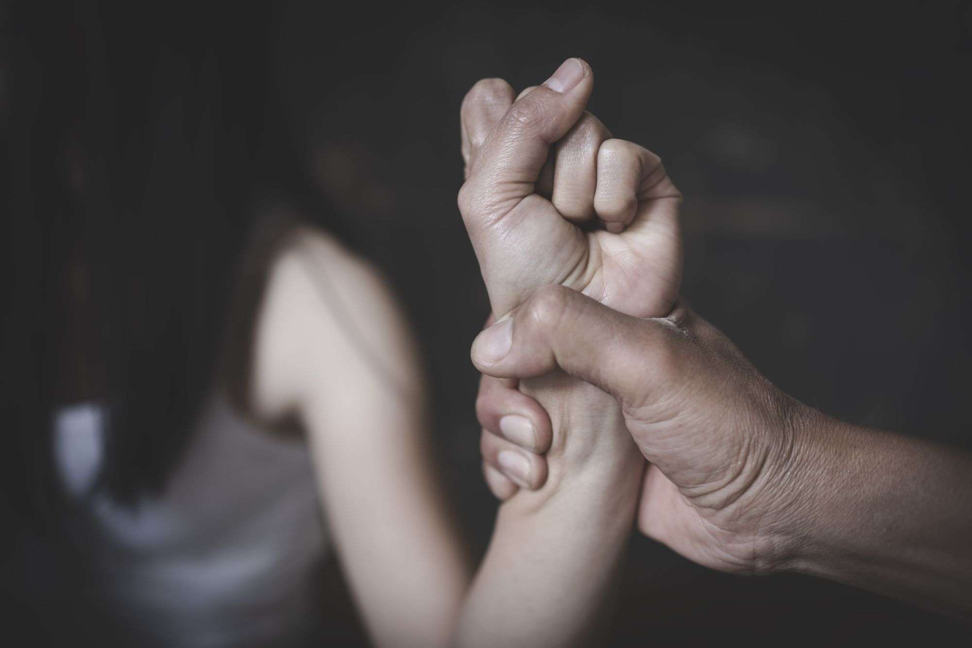 実は多い「兄から妹への性的虐待」被害者の消えない恐怖。母に“早く忘れろ”と包丁で脅されたことも