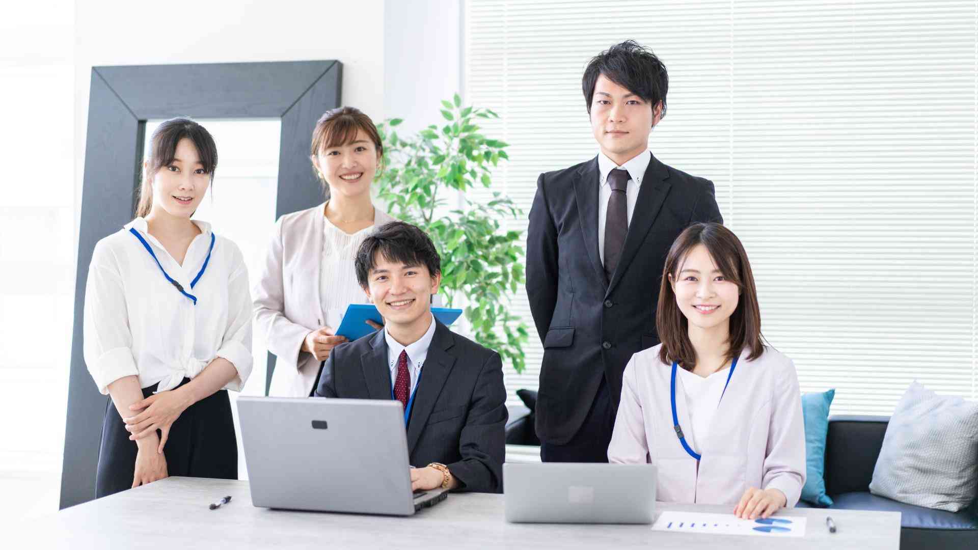 働く企業の規模の大小が「結婚できるかどうか」を大きく左右する「企業規模別未婚率」（荒川和久） - エキスパート - Yahoo!ニュース