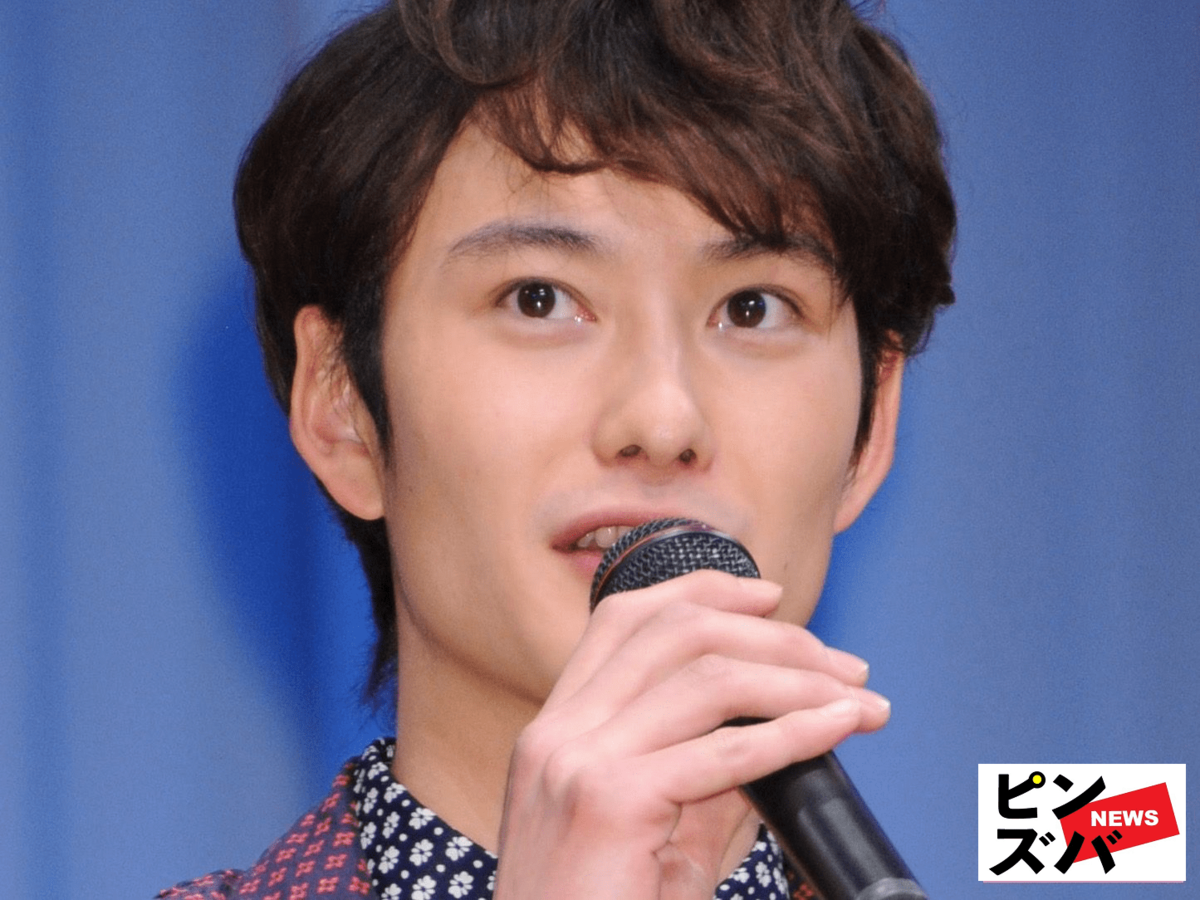 「そんな目でみつめないで」岡田将生、ピアノの隣に佇むデコ出し黒スーツ姿にうっとり「信じられないカッコよさ」｜概要｜ニュース｜ピンズバNEWS