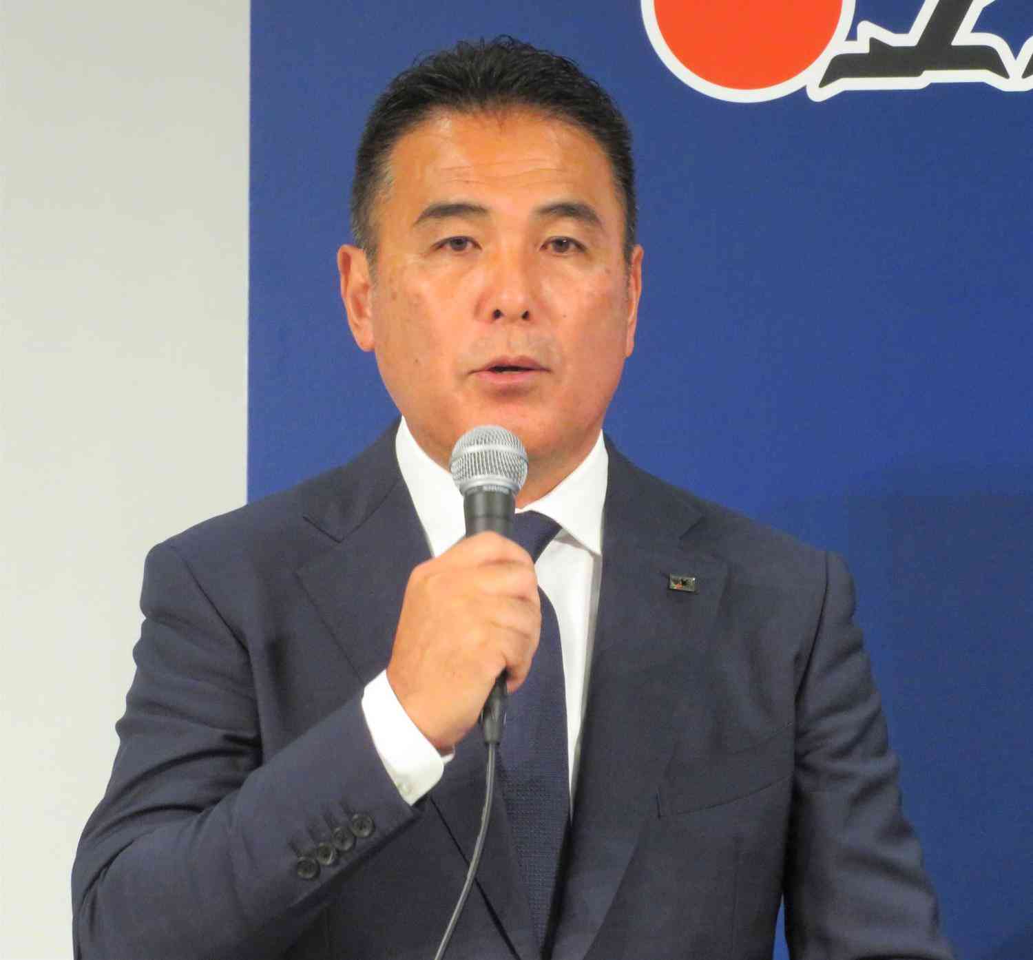 JFA影山技術委員長、ビジネスクラスで「10歳ぐらいの少女」の画像閲覧　客室乗務員が発見（日刊スポーツ） - Yahoo!ニュース