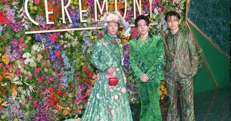 【CEREMONY】Mrs. GREEN APPLE、きらびやかなド派手ファッションで“主役感” 主催ライブのグリーンカーペットに登場  | オリコンニュース(ORICON NEWS)