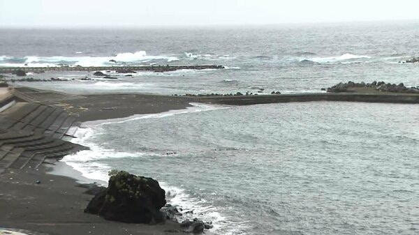 【台風22号】東京・八丈島は波高く風も強く...スーパー陳列棚は食料品ほとんどなく9日は幼稚園や小中学校は休み｜FNNプライムオンライン