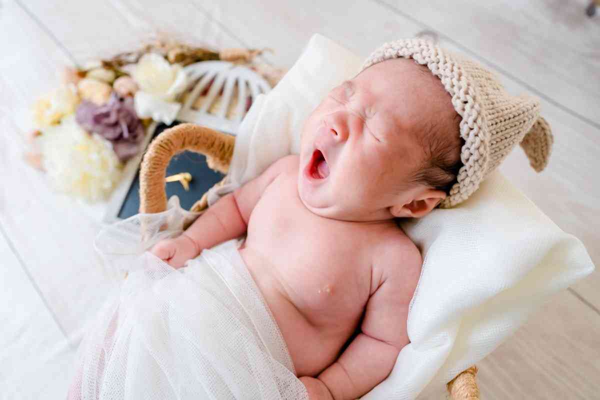 赤ちゃんの「ニューボーンフォト」はアリ？ナシ？　「記念になる」「親のエゴ」賛否論争　無理な体勢での撮影も…小児科医の見解は？