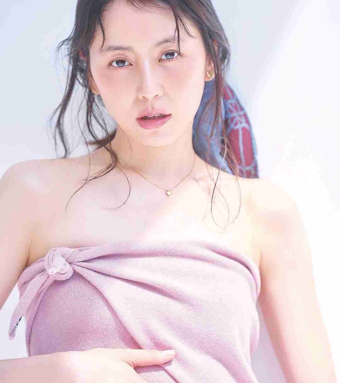 長澤まさみ、“国宝級美脚”輝く極上カット 『ar』記念号表紙にカムバック