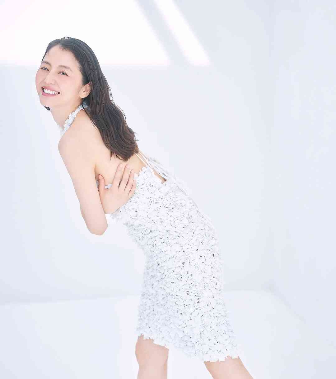 長澤まさみ、“国宝級美脚”輝く極上カット 『ar』記念号表紙にカムバック