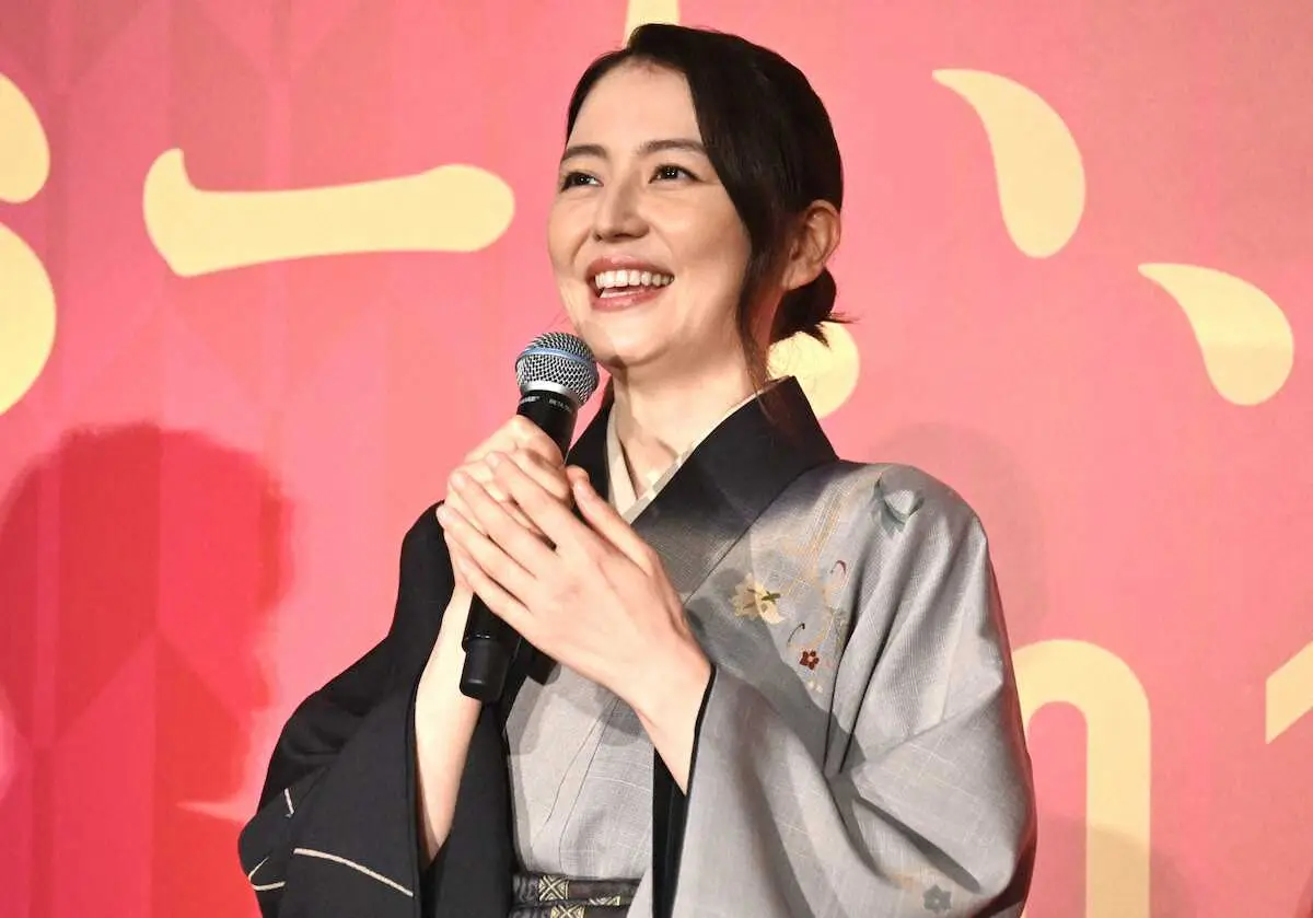 長澤まさみ しっとり和服姿に共演者も感嘆 私物の和服は「祖母が母に買った物を仕立て直して」と明かす - スポニチ Sponichi Annex 芸能