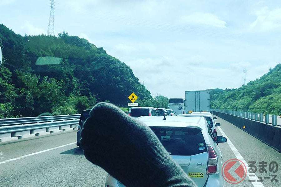 足クセ悪いと交通違反!? ダッシュボードに足乗せNG？ 実は知らない助手席マナー | くるまのニュース