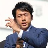 こうした中、注目を集めたのは写真の左上に写った人物の姿だ。カメラに向かって... | ガールズちゃんねる - Girls Channel -
