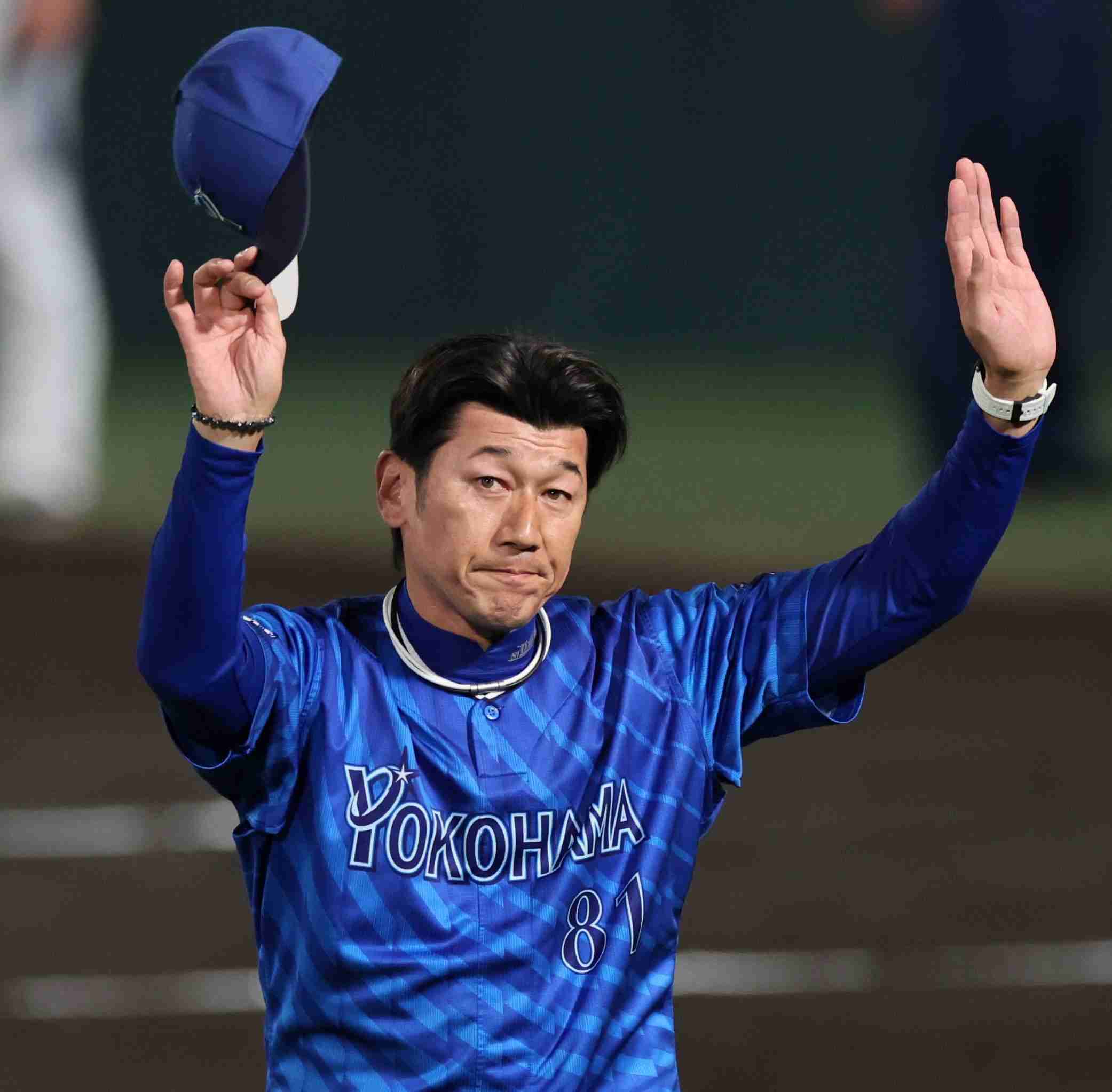 DeNA 涙の三浦監督 11分の取材対応で最後は謝罪「こういう性格なもので。申し訳ございませんでした」(デイリースポーツ) - Yahoo!ニュース