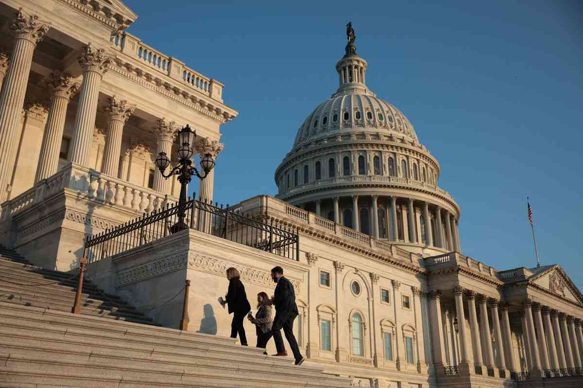 米政府機関の閉鎖始まる-トランプ氏と民主党の対立解消せず - Bloomberg