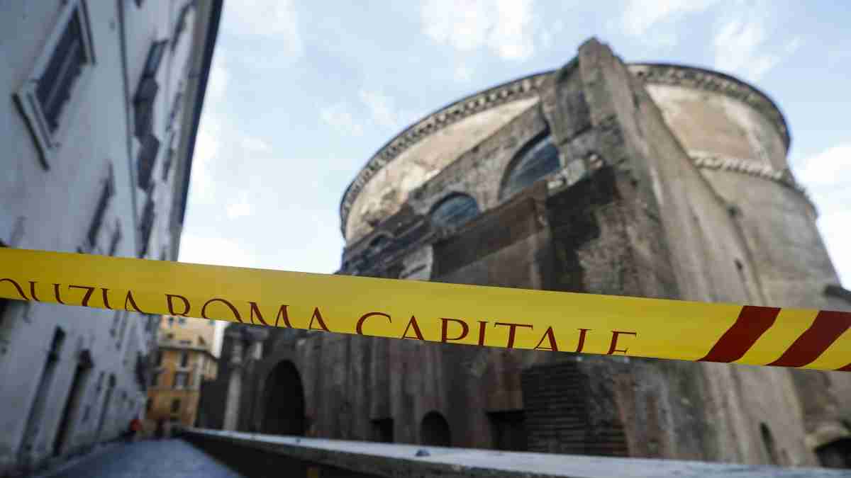 Roma: turista giapponese precipita dal muro perimetrale del Pantheon, alto 7 metri, e muore | Corriere.it