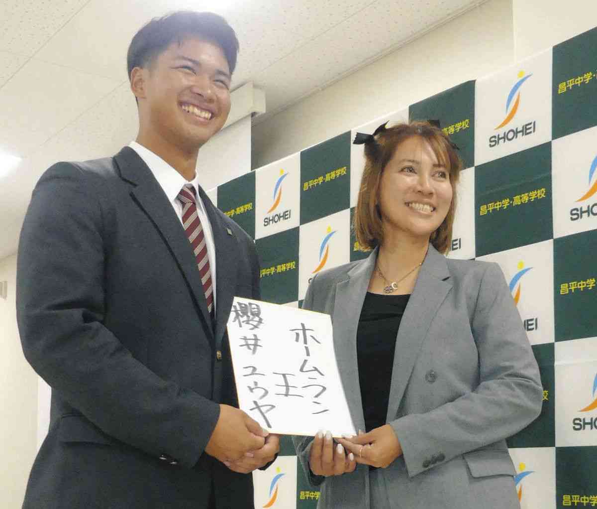 ロッテ４位指名の昌平高・桜井ユウヤ内野手　タイ出身の母リンダさんと喜びのハグ『チームの顔』誓う（中日スポーツ） - Yahoo!ニュース