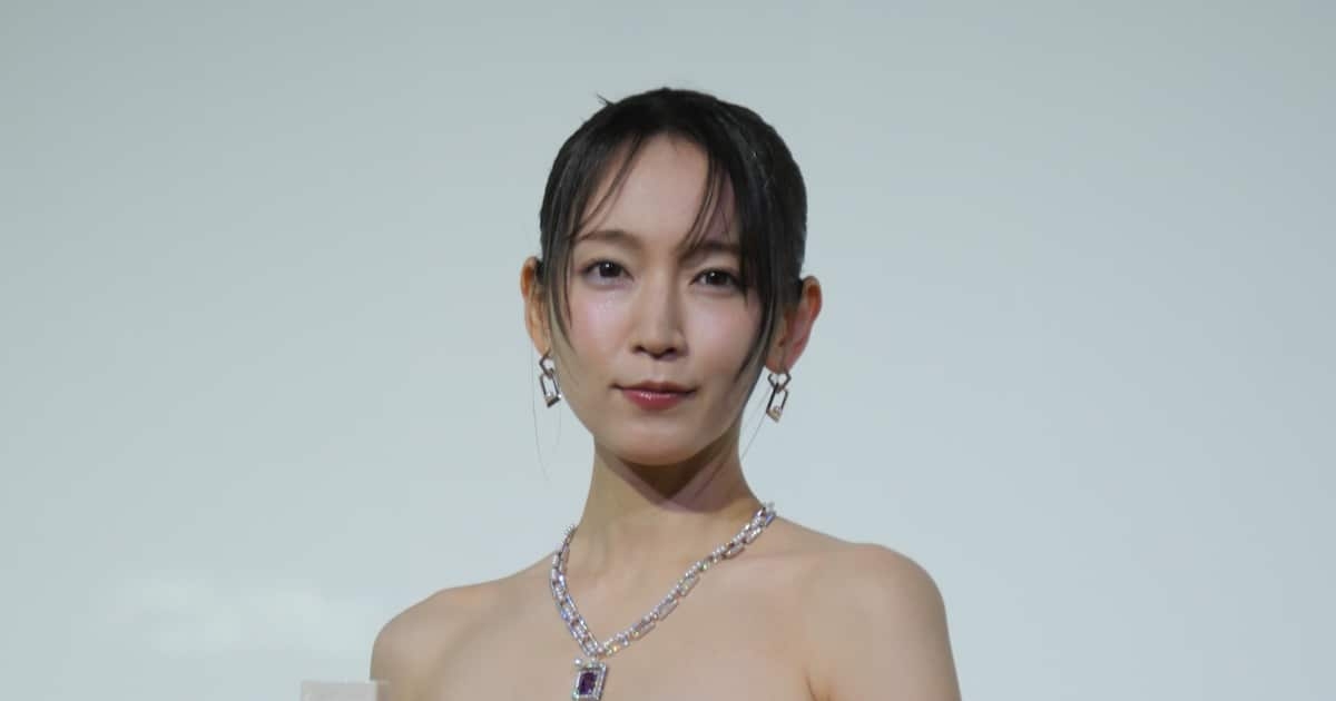 吉岡里帆、総額7900万円の装飾つけて華やかなドレス姿披露　「官能的で魅力ある」フレグランス身にまとい笑顔 - サンスポ