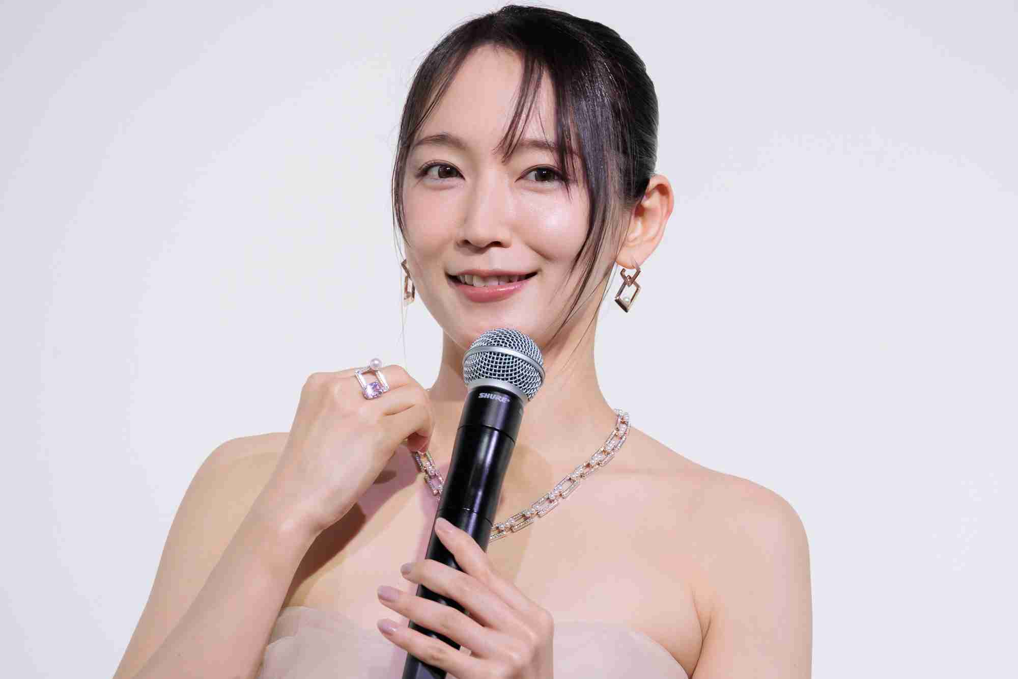 吉岡里帆、総額7900万円の装飾つけて華やかなドレス姿披露　「官能的で魅力ある」フレグランス身にまとい笑顔
