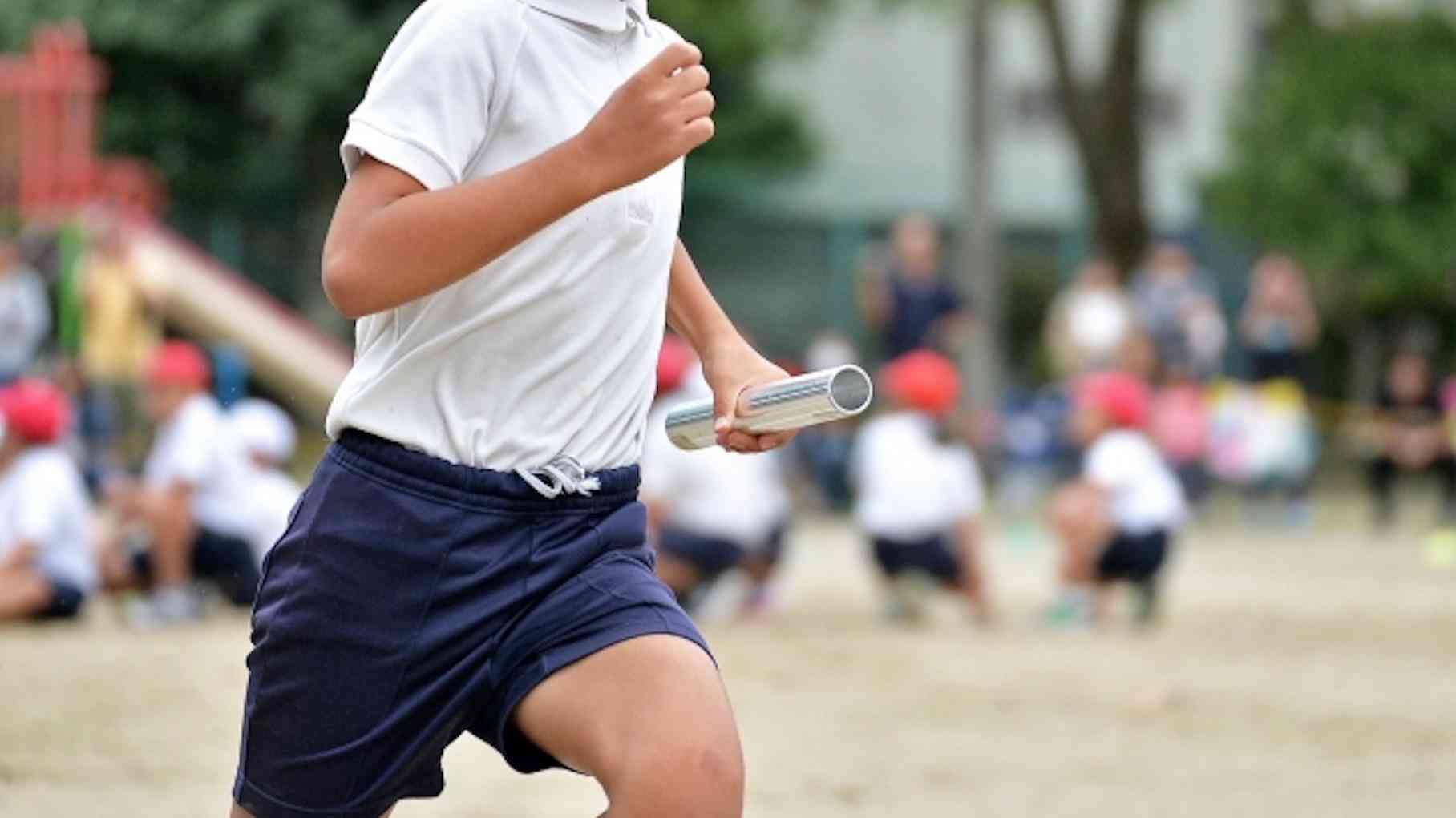 運動会が午前中で終了の学校が増加,ダンスも騎馬戦もお弁当もなくす方針に変えた学校事情を現役教師が解説