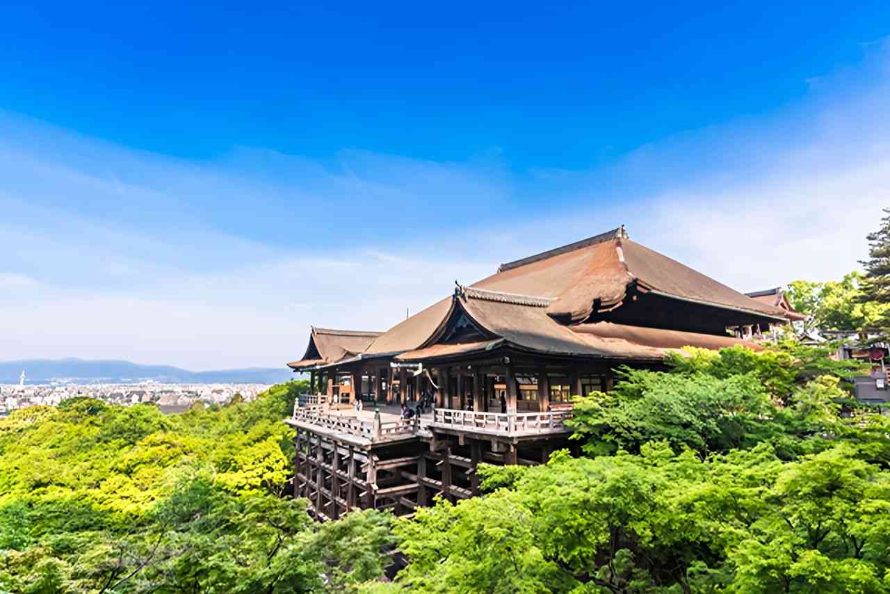京都・清水寺の賽銭箱に肘つき、本殿居座り無料休憩所化、外国人観光客の言動に「もう京都は終わってる」悲しい現状（2ページ目） | 週刊女性PRIME