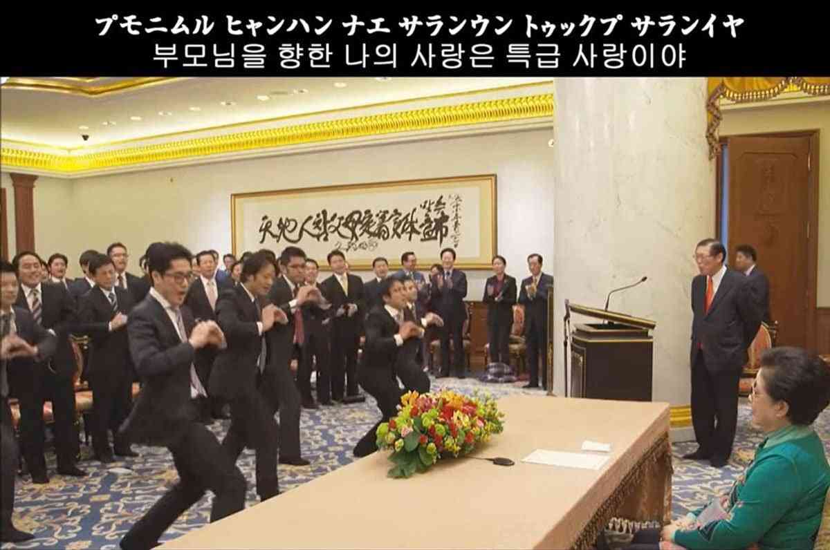 写真:旧統一教会信者が全力で踊る「無条件ダンス」の破壊力 安倍元首相死去でネット急上昇 | 東スポWEB