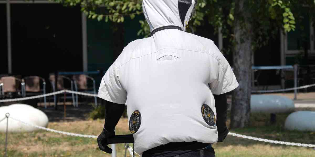 「隣席の『ファン付き作業服』の風が不快」飲食店でトラブル報告が物議…弁護士に聞いた - 弁護士ドットコム